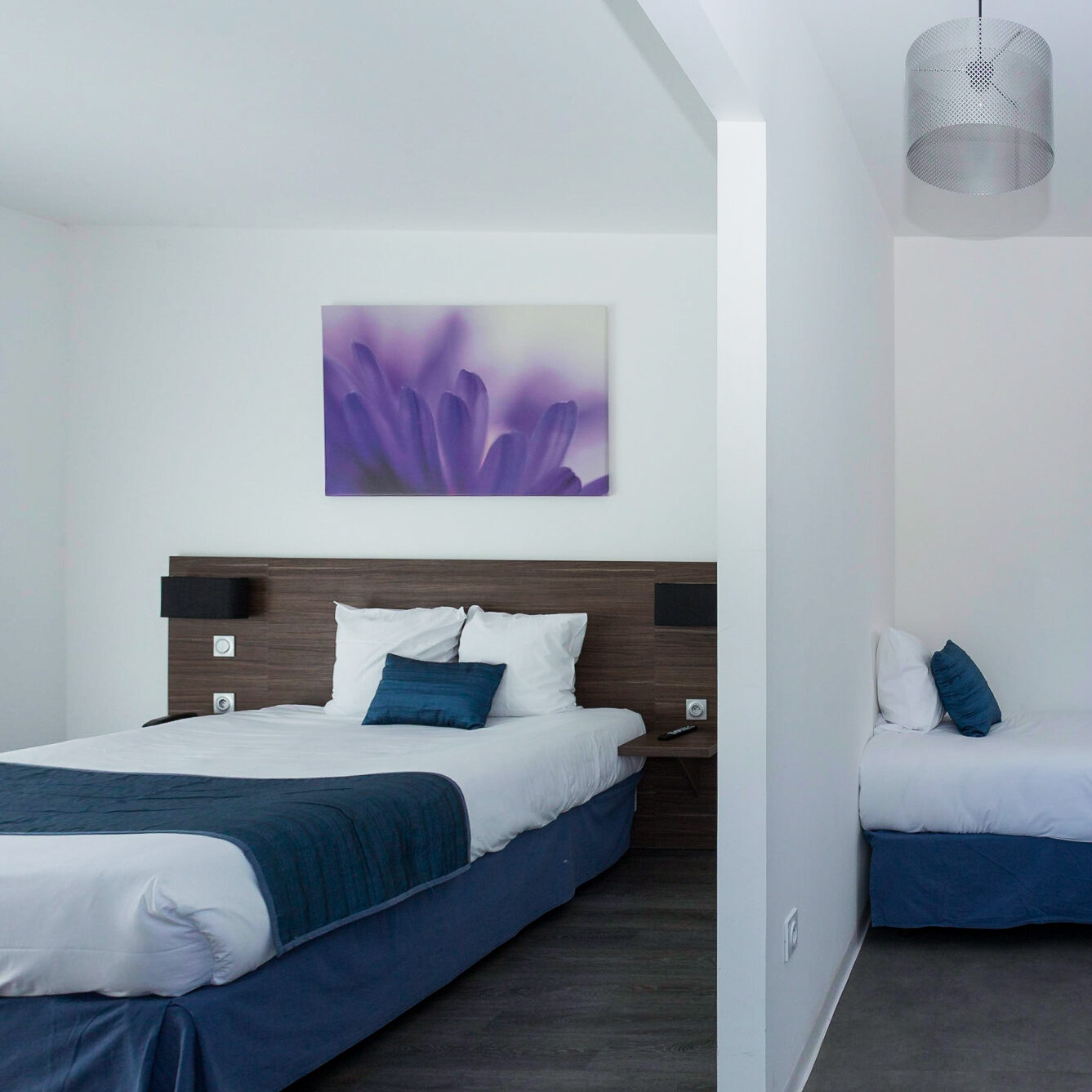 Chambres standards modernes et confortables de l'Hôtel Libéra, avec lit double, décor minimaliste et balcon.